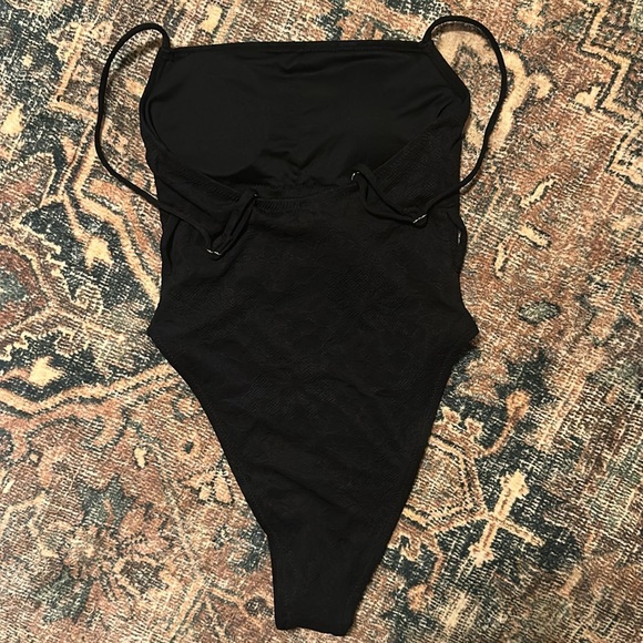 Black Cupshe whole piece - Picture 3 of 5